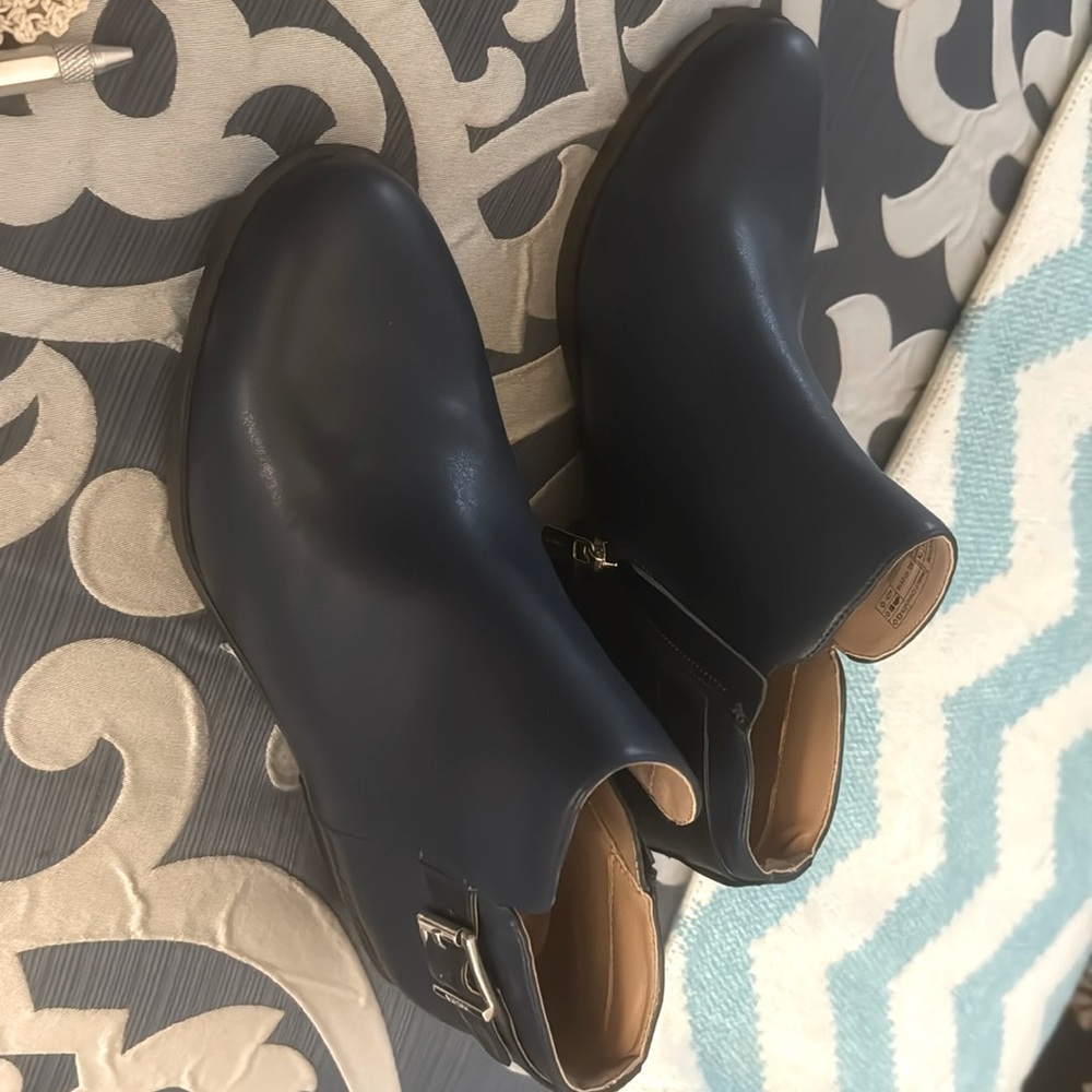 Vionic like new dark blue leather boots. From a smoke free home.